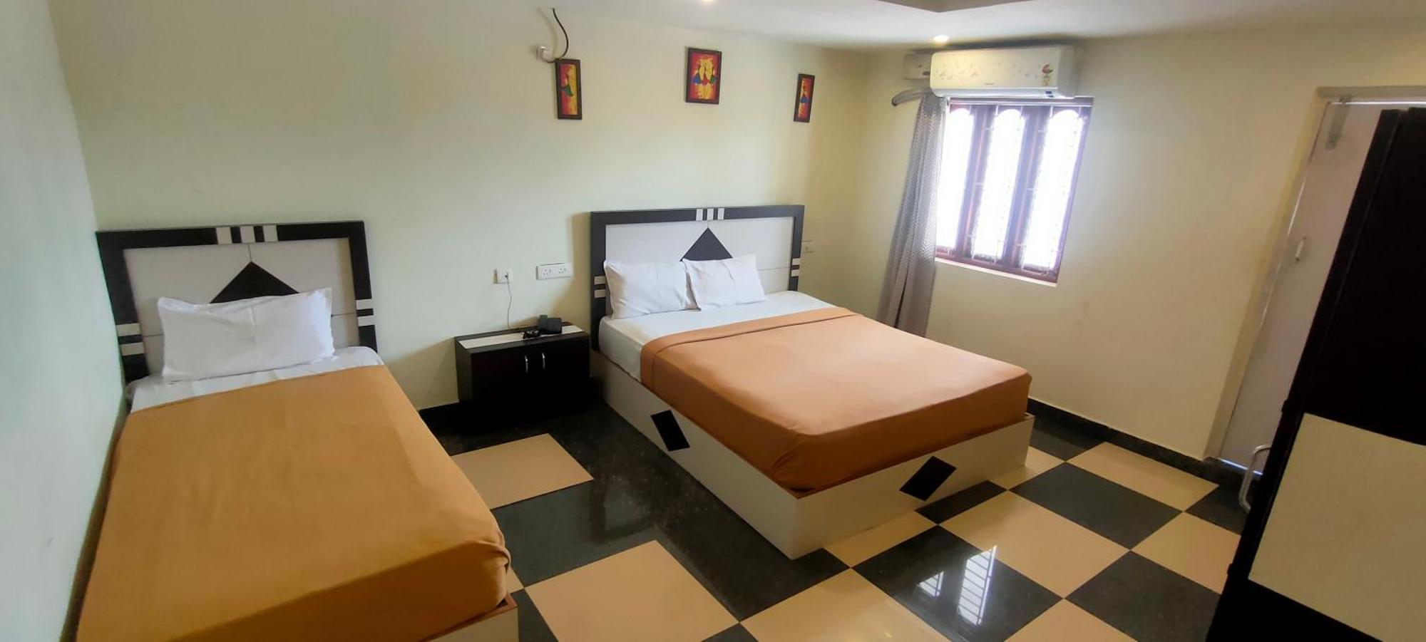 Srirathna Temple View Inn 탄자부르 외부 사진