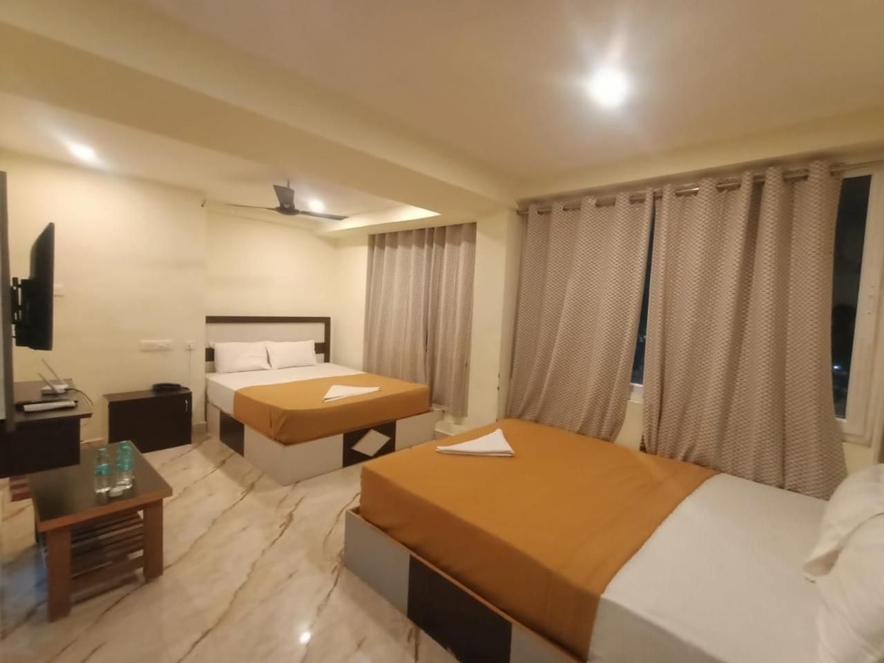 Srirathna Temple View Inn 탄자부르 외부 사진