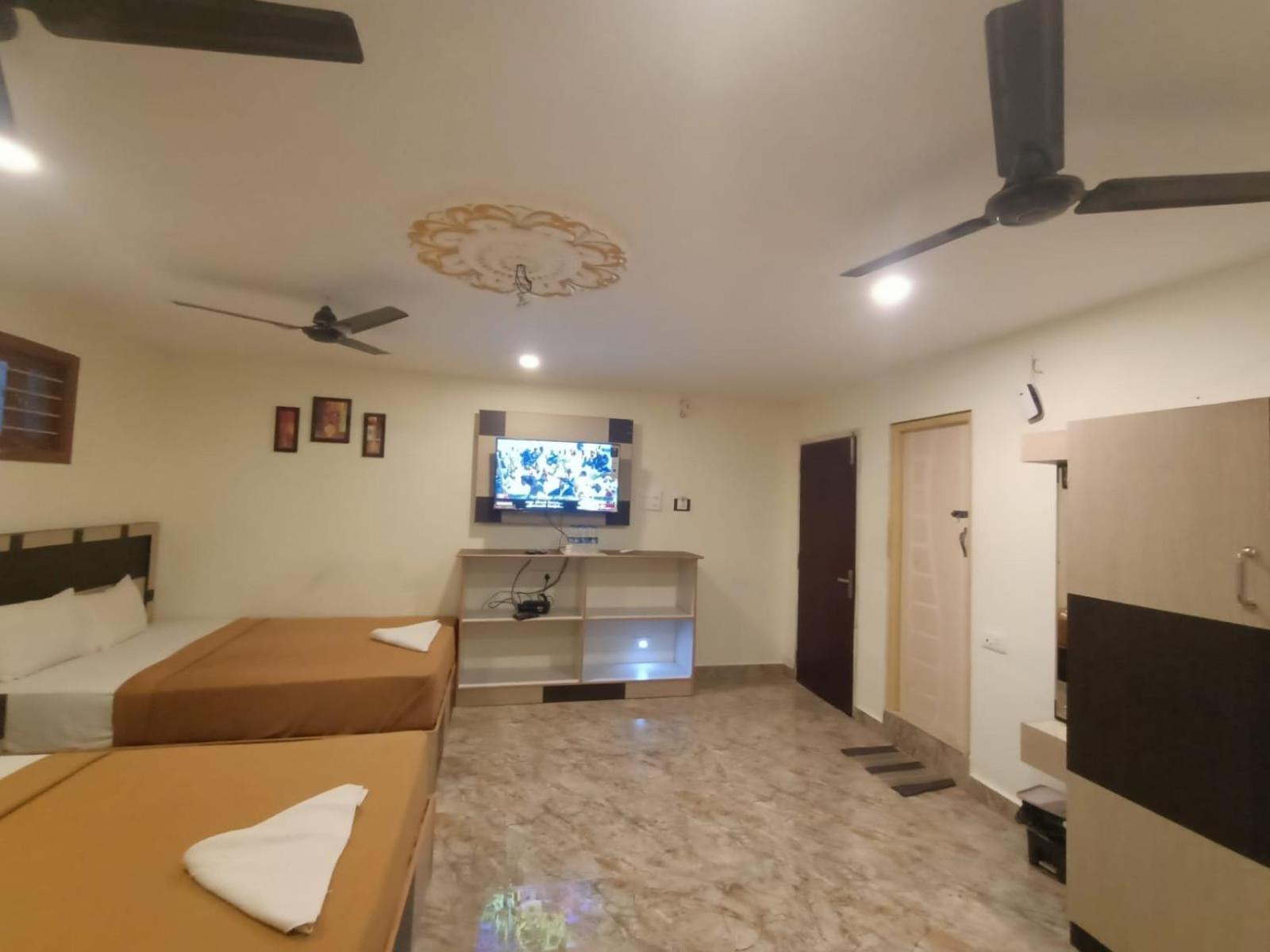 Srirathna Temple View Inn 탄자부르 외부 사진