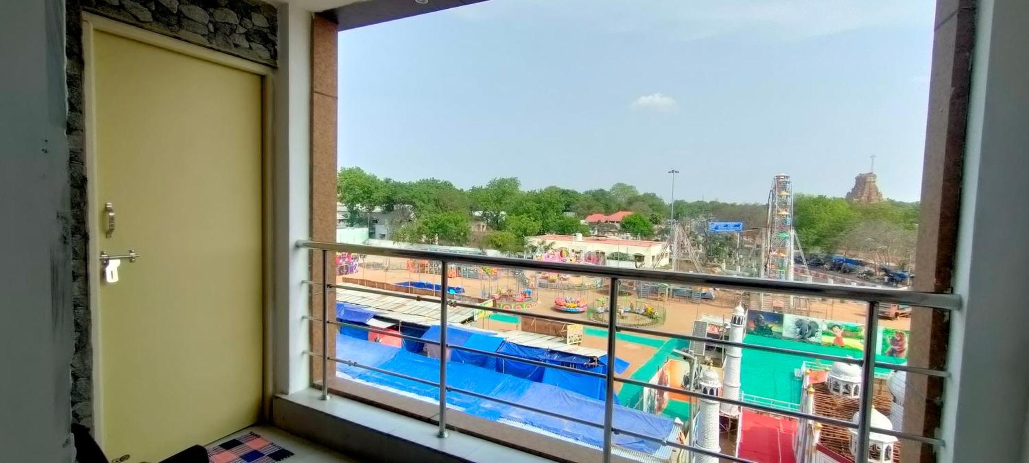 Srirathna Temple View Inn 탄자부르 외부 사진