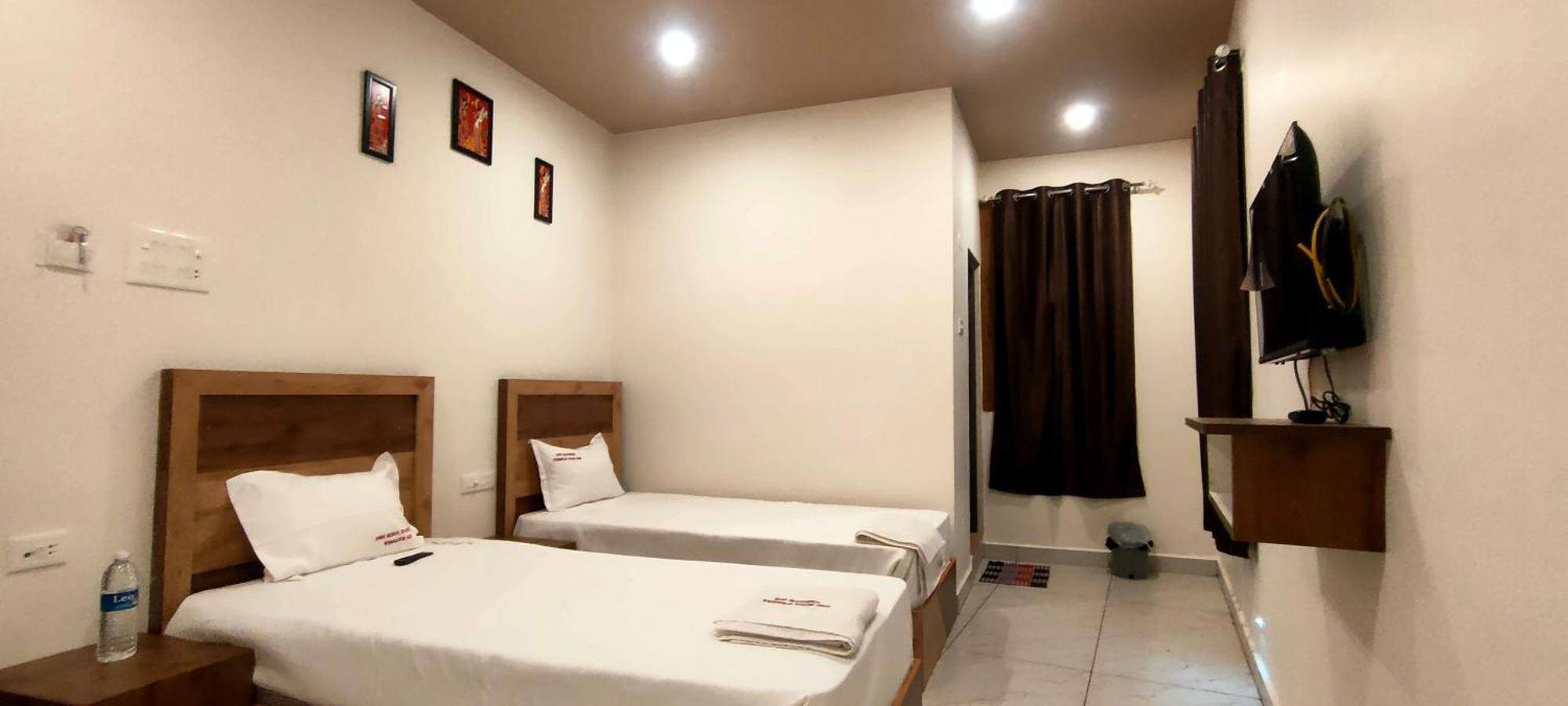 Srirathna Temple View Inn 탄자부르 외부 사진